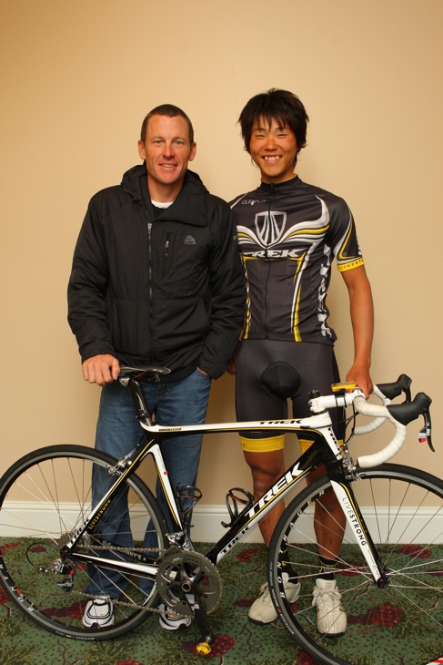 ランス・アームストロング（アスタナ）と小森亮平（TREK-LIVESTRONG）