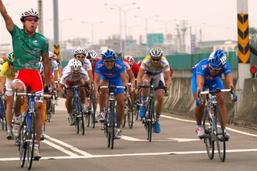 西谷泰治を破ってステージ2勝目を飾ったパク・ソンホ（韓国、ソウルサイクリング）