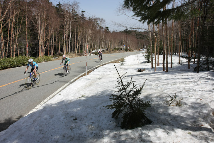 雪の残る麦草峠を進む