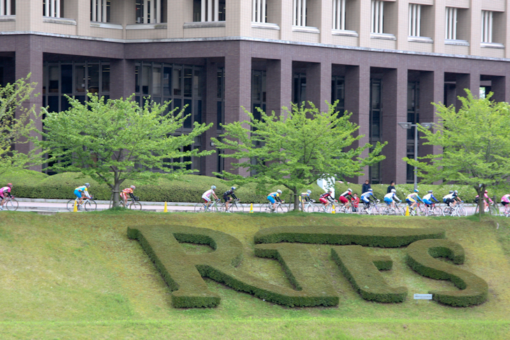 立命館大学草津キャンパスの周回コースを駆け抜ける