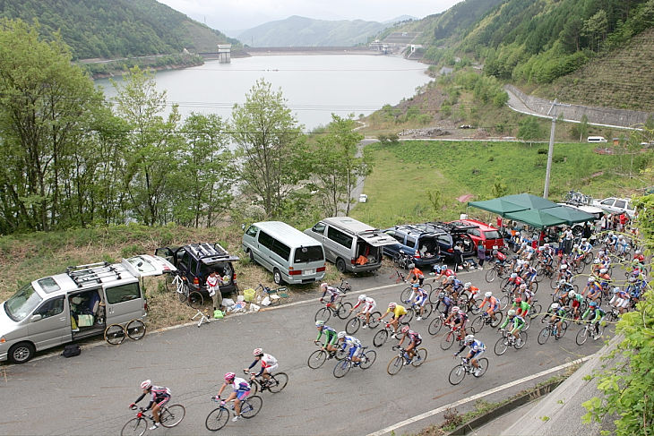 味噌川ダム外周道路で行われるロードレース