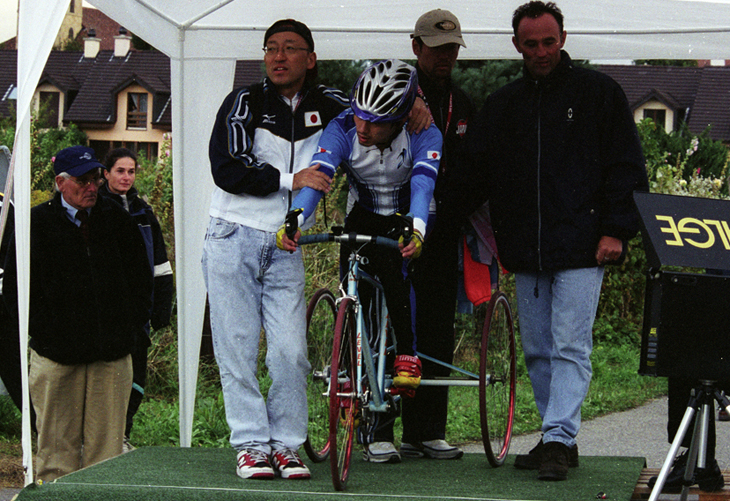 シドニーパラリンピック翌年にスイスで行われた、障害者自転車競技のヨーロッパ選手権で。ロードTT［CP2］のスタート台で、小川睦彦を励ます栗原