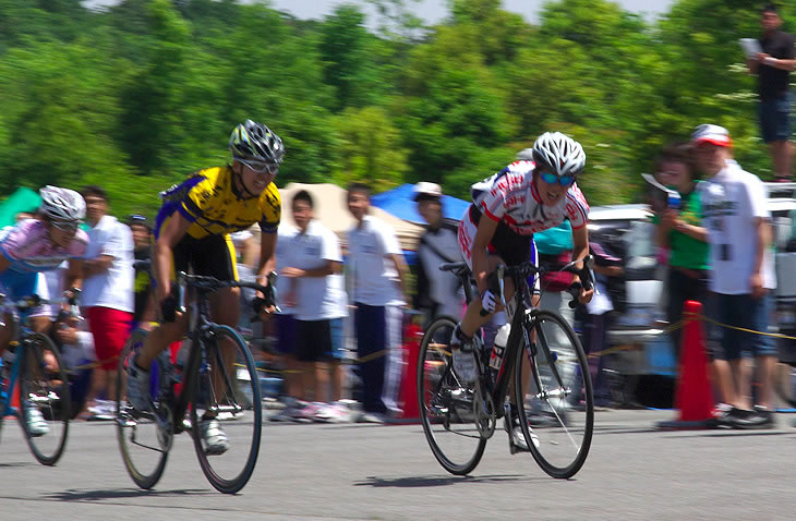 2008年全日本選手権ロードレース女子、ゴール前でスプリントする宇田由香（写真右・旧姓：山島／あさひレーシング）