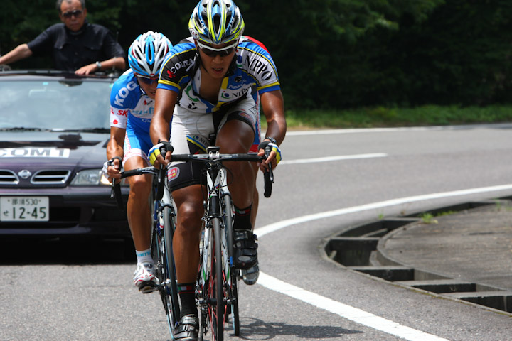 8周目、アタックした狩野智也（シマノレーシング）を追う佐野淳哉（TEAM NIPPO-COLNAGO）