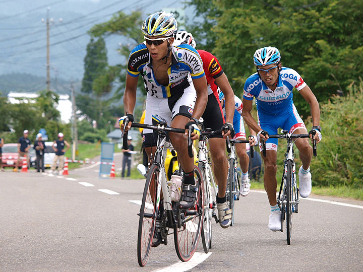 ラスト1周、先頭グループを引っ張る佐野淳哉（TEAM NIPPO-COLNAGO）