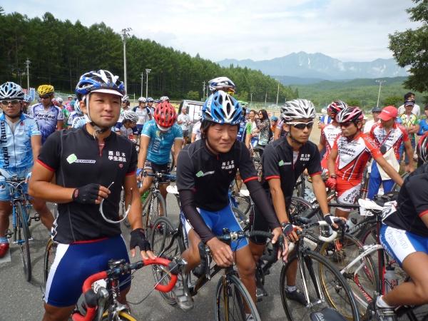 スタートを待つ小村、湊、角谷