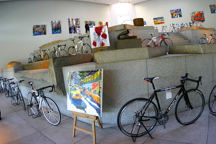 絵画と自転車が織り成す空間芸術
