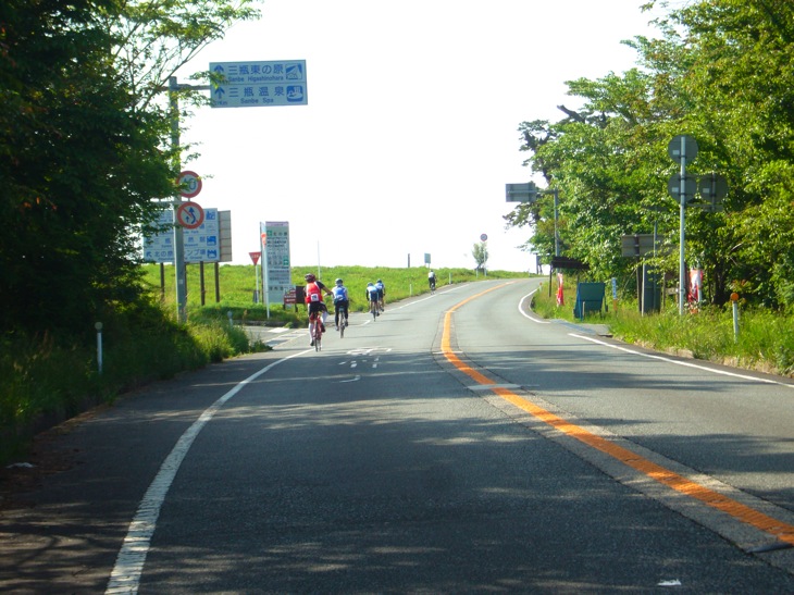 三瓶に向かって登坂、いよいよ峠