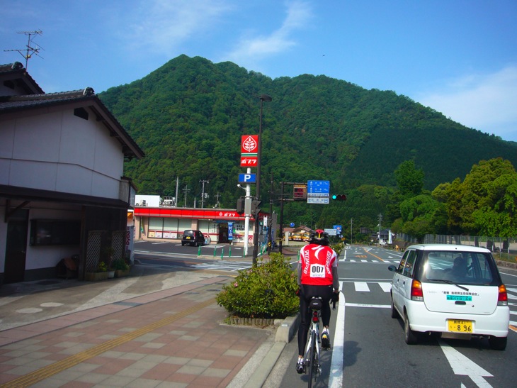 ポプラ邑智粕渕店の前を左折