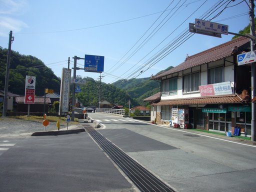 浜田市旭町、中浦商店まえ