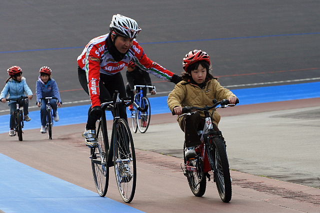 400mピストを走る小学生をやさしくサポートする石井選手