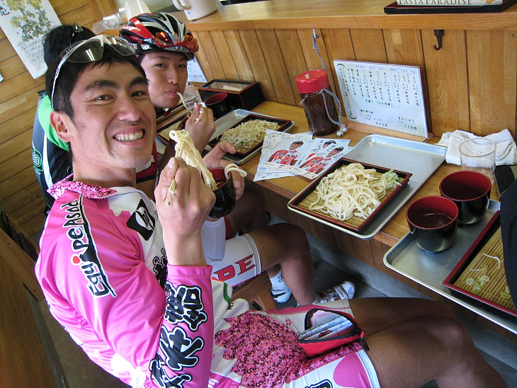 休憩所で名物のそばを食べるこ～ぢさん