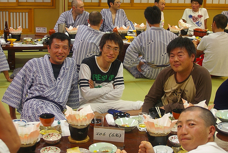 芝浦荘の夕食。男性ばかりのせいか（笑）、高校の修学旅行みたいに賑やかでした。