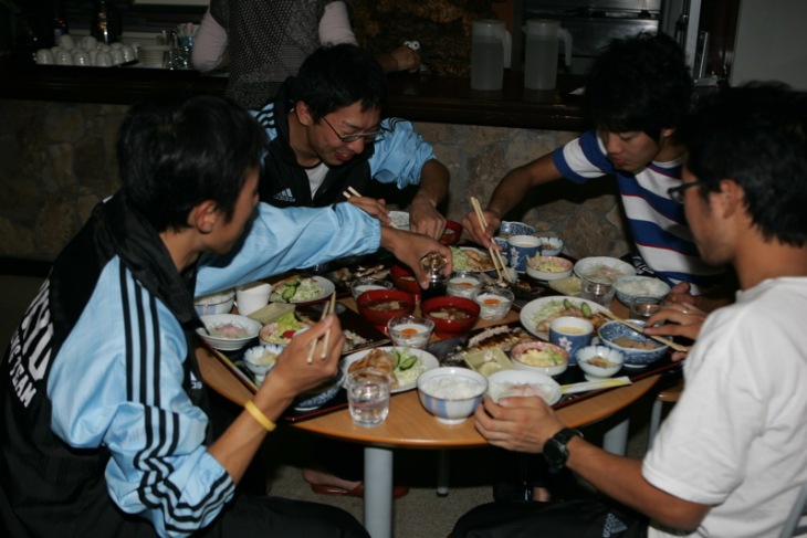 宿での夕食は最大の楽しみだ。第２ステージ終了後、名寄の宿にて