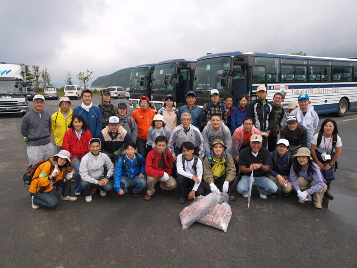 富士山クリーンアップ活動に参加の皆さん