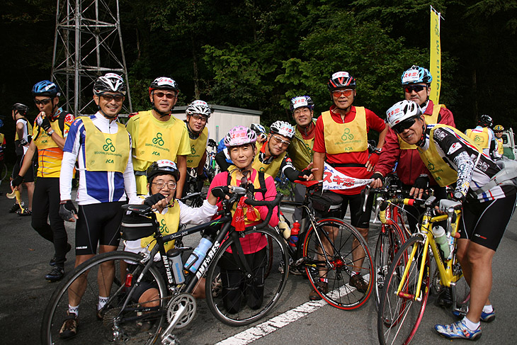 スキーと自転車を楽しむチームスキ恋の皆さん