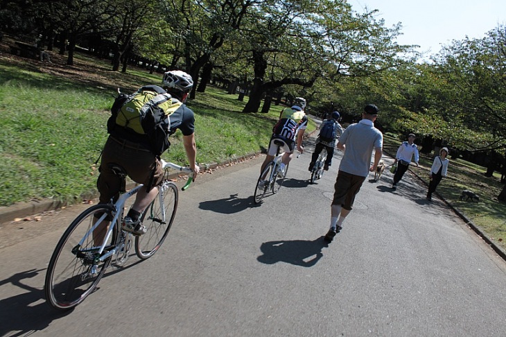 代々木公園の中の遊歩道を走ります