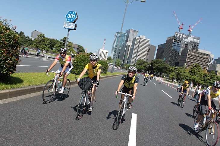 広々した皇居外周道路を走る気分は最高