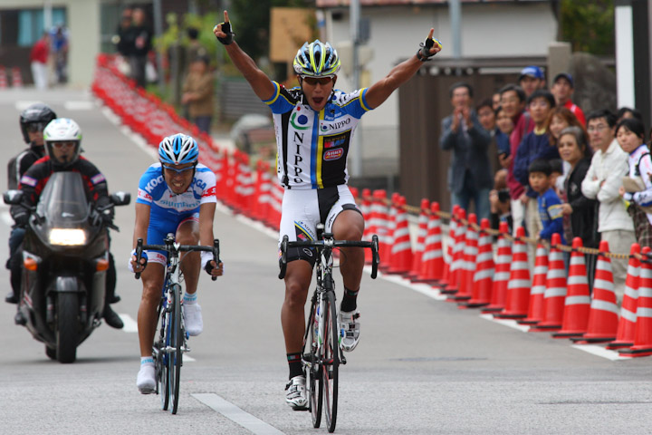 佐野淳哉（TEAM NIPPO-COLNAGO）が力でねじ伏せ3勝目