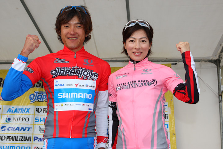 Jサイクルツアー&amp;Jフェミニン総合1位の鈴木真理（シマノレーシング）と森田正美（チームブリヂストン・アンカー）