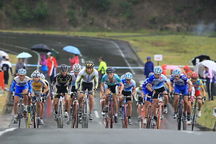 C1　降りしきる雨の中スタートする選手たち