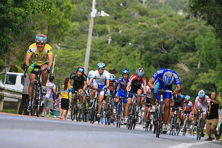 普久川ダムを上る市民130kmの選手たち。