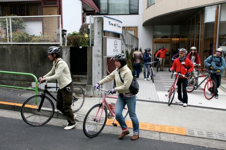 スポーツバイクに慣れるためまずは200ｍぐらい押して歩きます