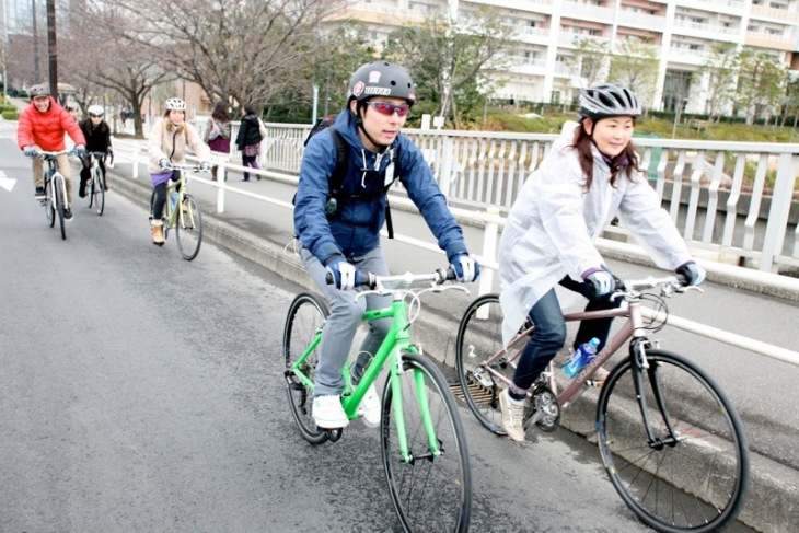 自転車は一列が原則ですが、状況に応じてスタッフが車道側からサポートします