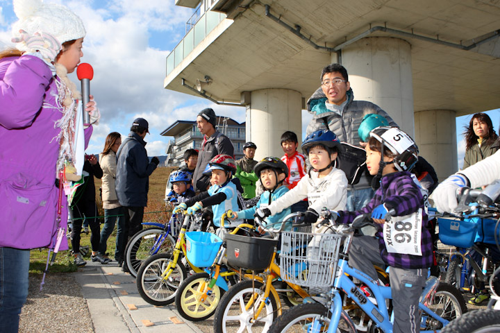 アンダー6　がらぱさんの説明を真剣に聞く子どもたち