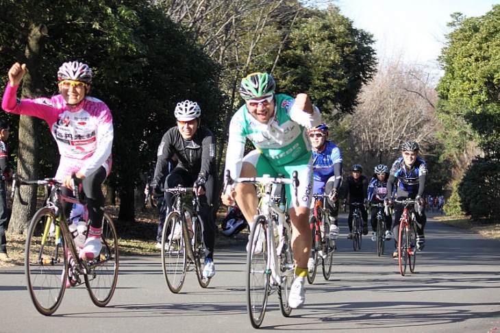 中島選手と共にゴールラインに飛び込んでくる