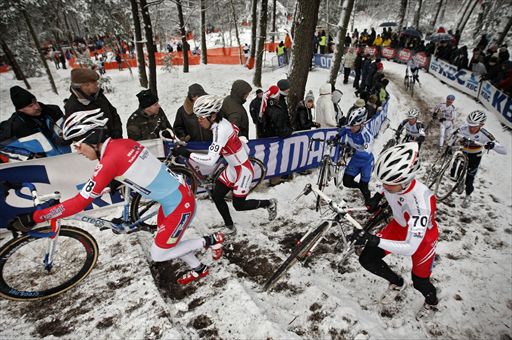 急坂を進む選手たち　奥に辻浦圭一（チームブリヂストン・アンカー）、手前に竹之内悠（TREK）