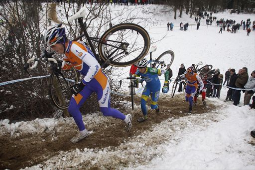 バイクを担いで急坂を駆け上がるラース・ボーム（オランダ、ラボバンク）