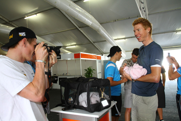 ワラビーを抱くマルセル・シーベルグ（ドイツ、チームHTC・コロンビア）、カメラマンはグライペル