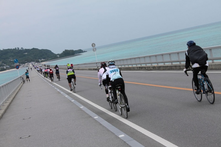 橋の両側は碧い海