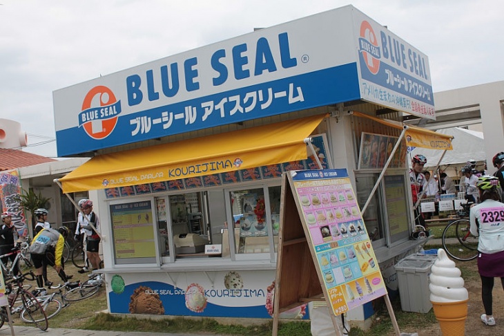 古宇利島のブルーシールアイスの露店。今回は遠慮しておきます