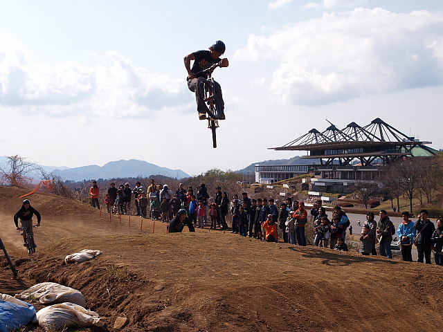 プロMTBライダーの華麗なライディングが披露される（写真は09年）