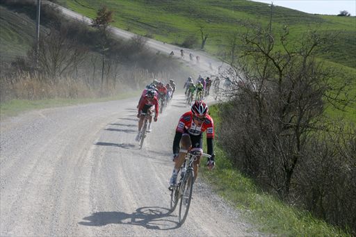 トスカーナ州の未舗装路を駆け抜ける