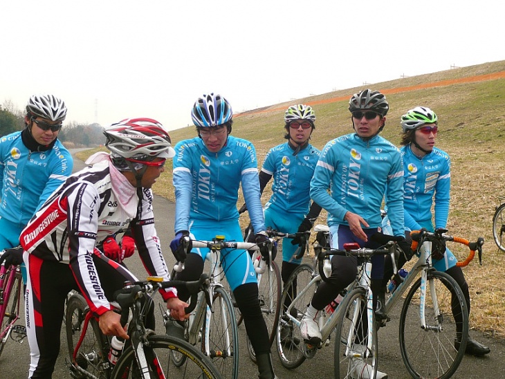 東京大学自転車部と飯島誠選手（チームブリヂストン・アンカー）