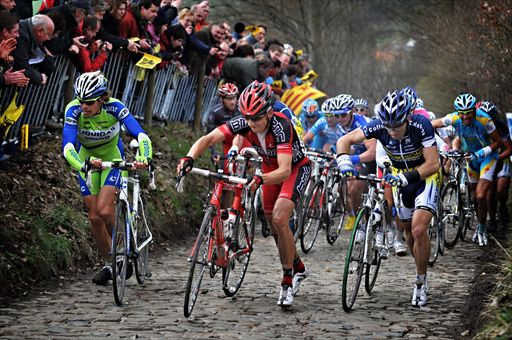 コッペンベルグで思わずバイクを押す選手たち