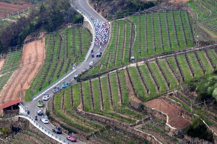 北イタリアの山岳地帯を進むメイン集団