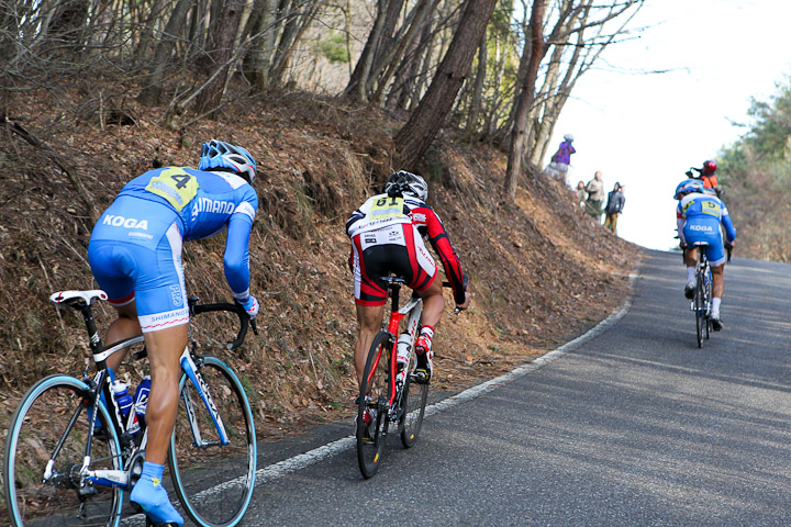 ラスト1周へ向かう先頭3人の攻防