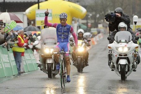 雨のゴールに単独で飛び込むサイモン・スピラック（スロベニア、ランプレ）