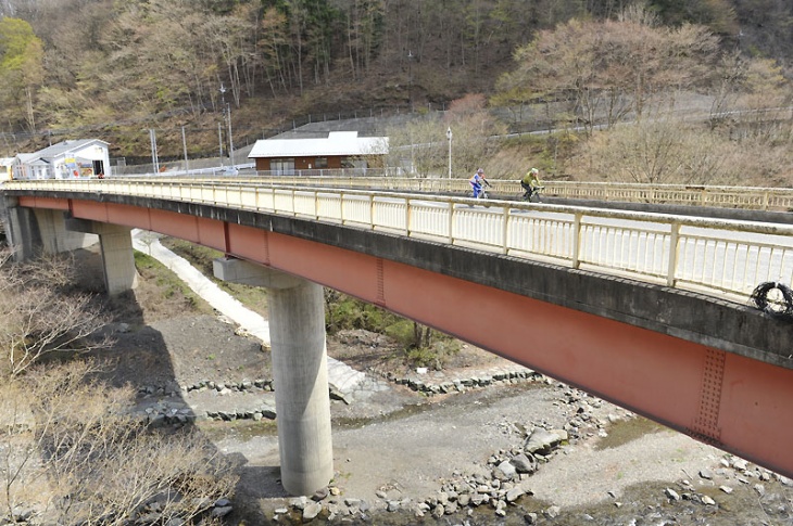 透き通るような渓流が目を楽しませる