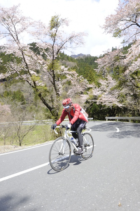 自身も熱心なサイクリストであるルコックスポルティフの井上大平さんも激走！