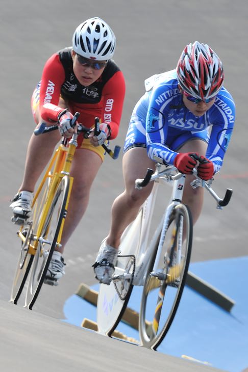 女子個人追抜3km　三宅愛梨を抜き去る田中まい（日本体育大学）＝右