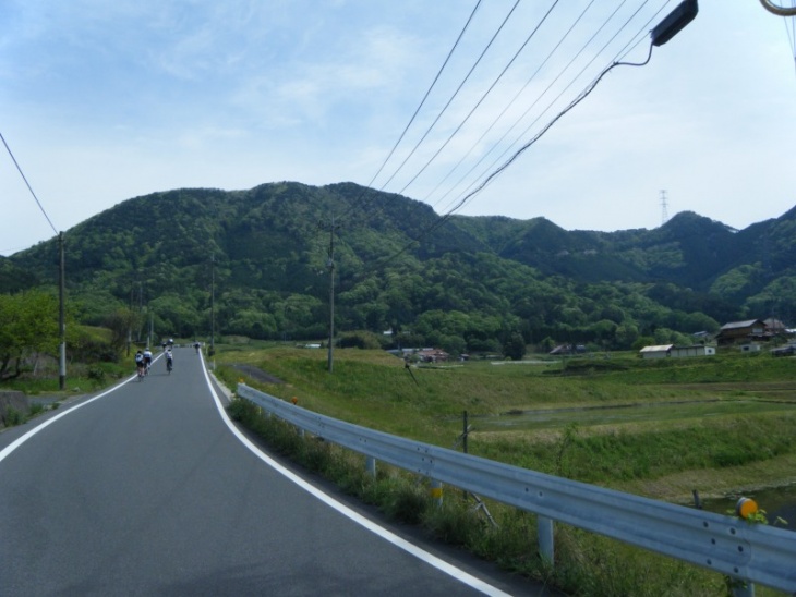 遠くの山肌に石見高原林道が見える