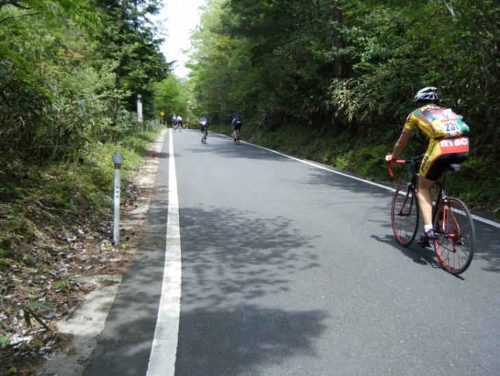 水越峠へ登る道