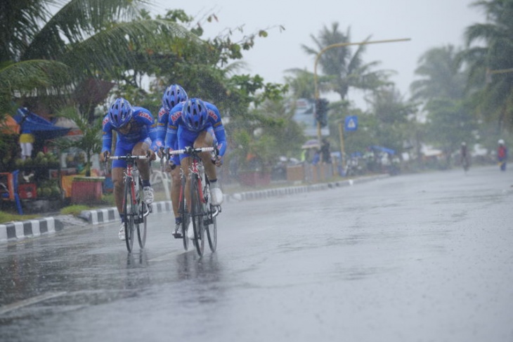 雨の中を必死に走る愛三工業レーシング。残り3kmから3人で走った