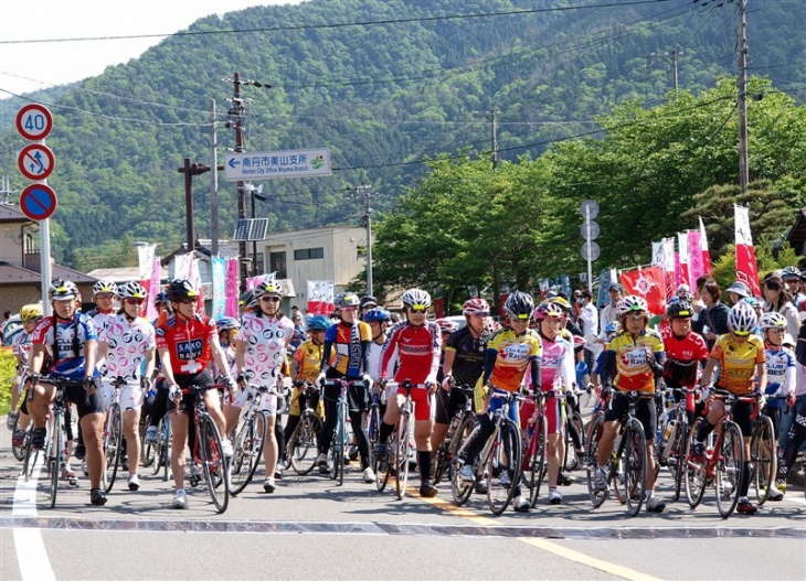 美山の街中がコースに。スタートを待つ選手たち