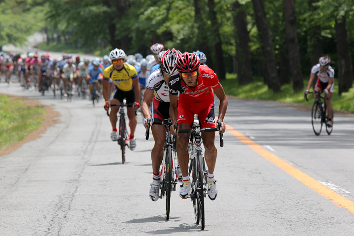 1km地点、長沼隆行（宇都宮ブリッツェン）先頭で一列棒状